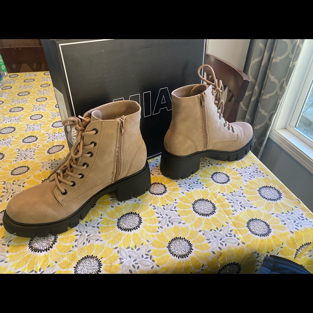 Mia Boots - image 5